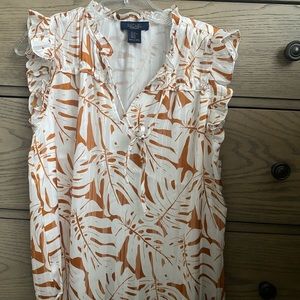 NWOT Rachel Ray Never worn blouse with sleeveless ruffled edge, fitting like S-M